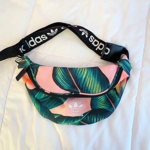 Adidas Fanny pack🌸!